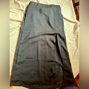 AE High-Waisted Slit Midi Skirt (black)